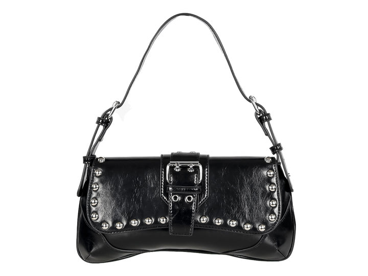 Bolso negro brillante con tachuelas plateadas y correa larga.