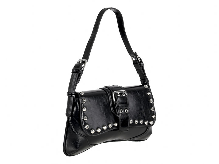 Bolso negro brillante con tachuelas plateadas y correa larga.