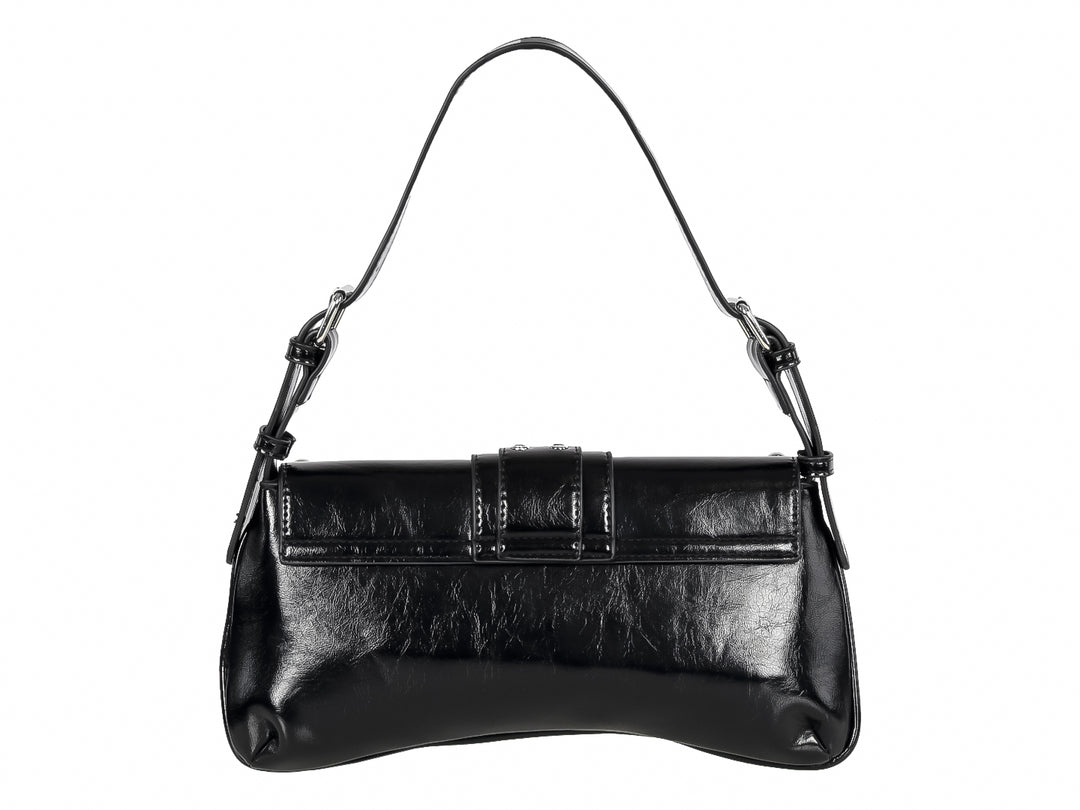 Bolso negro brillante con tachuelas plateadas y correa larga.