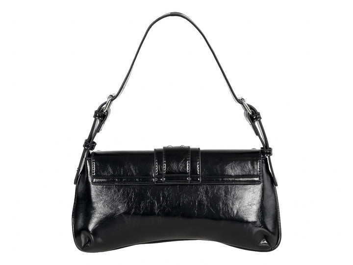 Bolso negro brillante con tachuelas plateadas y correa larga.