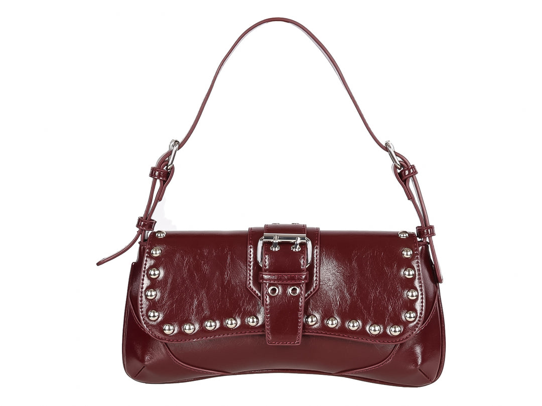 Bolso de hombro color tinto con detalles de estoperoles plateados y hebilla frontal.