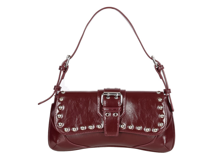 Bolso de hombro color tinto con detalles de estoperoles plateados y hebilla frontal.
