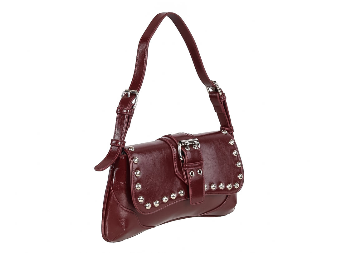 Bolso de hombro color tinto con detalles de estoperoles plateados y hebilla frontal.