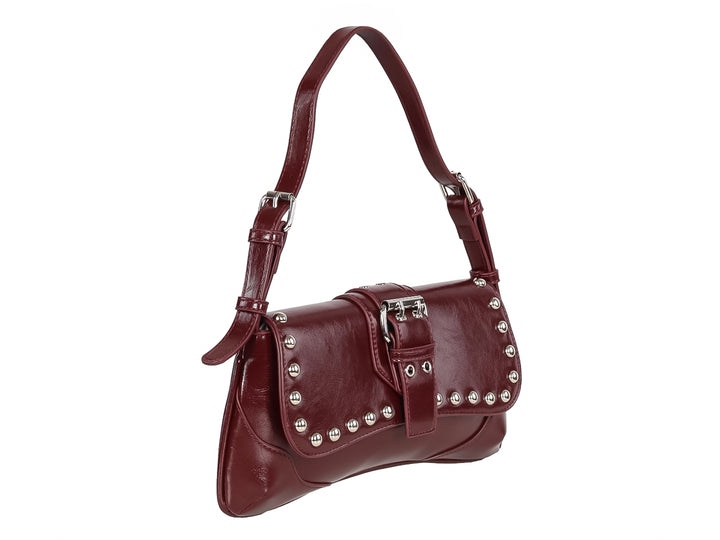 Bolso de hombro color tinto con detalles de estoperoles plateados y hebilla frontal.