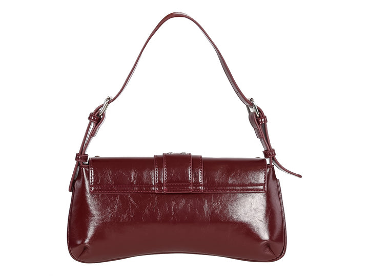 Bolso de hombro color tinto con detalles de estoperoles plateados y hebilla frontal.