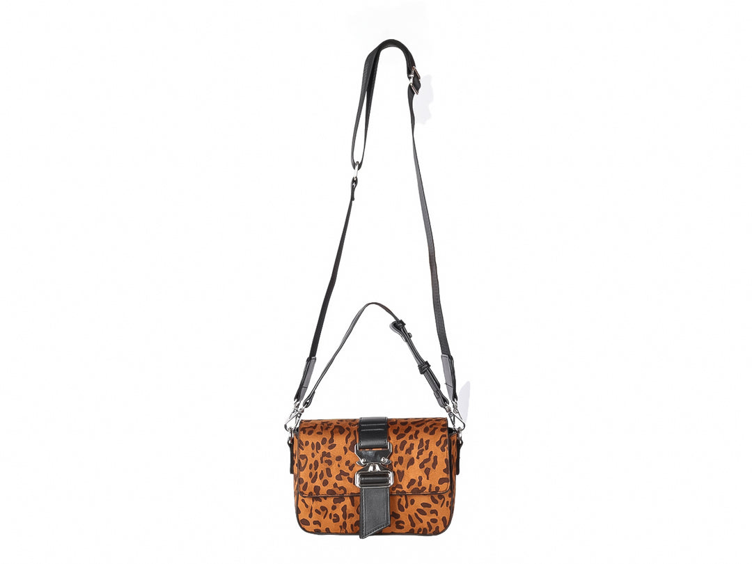Bolso rectangular con estampado de leopardo en tonos marrón y negro, con correa y hebilla metálica.