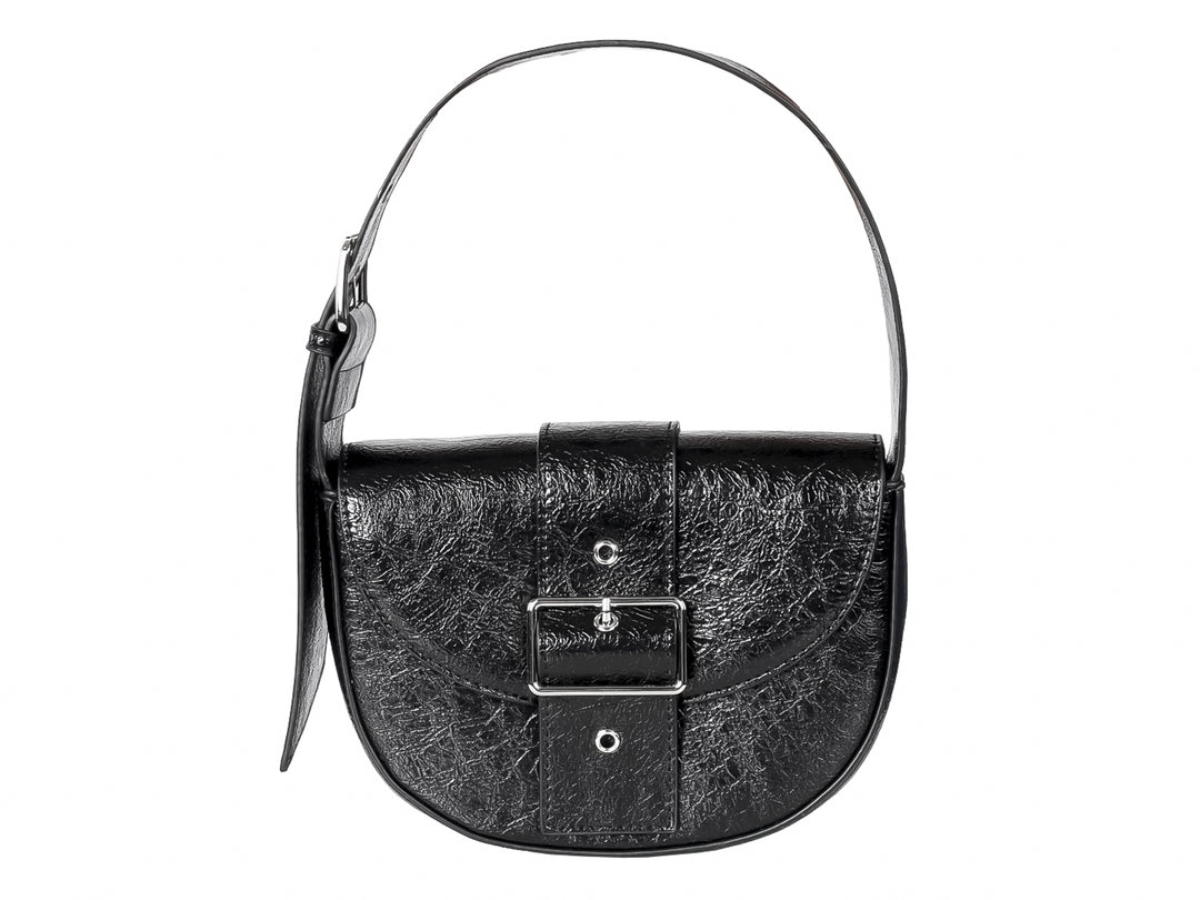 Bolso negro semicircular de material sintético brillante con correa y hebilla plateada.