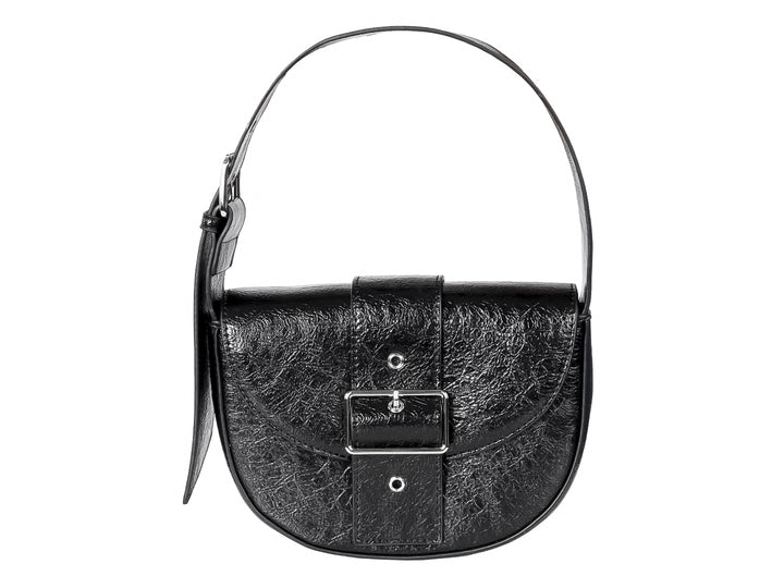 Bolso negro semicircular de material sintético brillante con correa y hebilla plateada.
