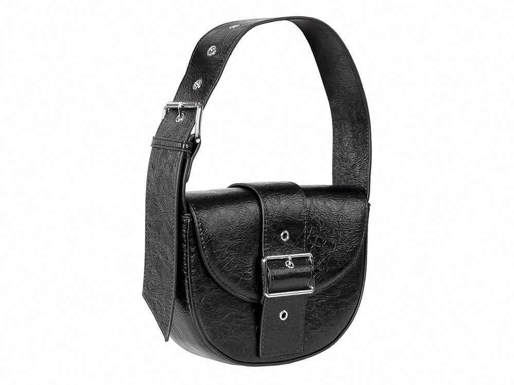 Bolso negro semicircular de material sintético brillante con correa y hebilla plateada.