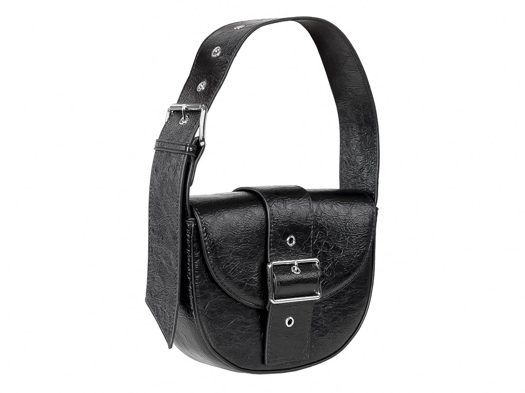 Bolso negro semicircular de material sintético brillante con correa y hebilla plateada.