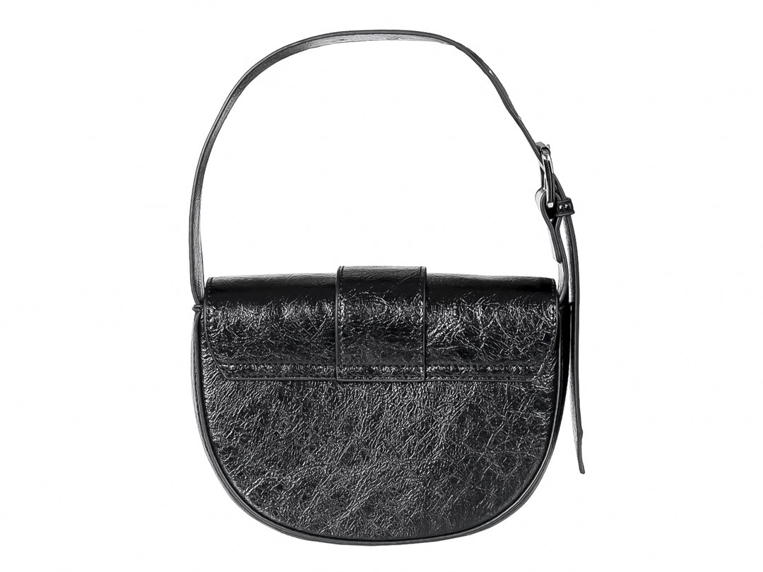 Bolso negro semicircular de material sintético brillante con correa y hebilla plateada.