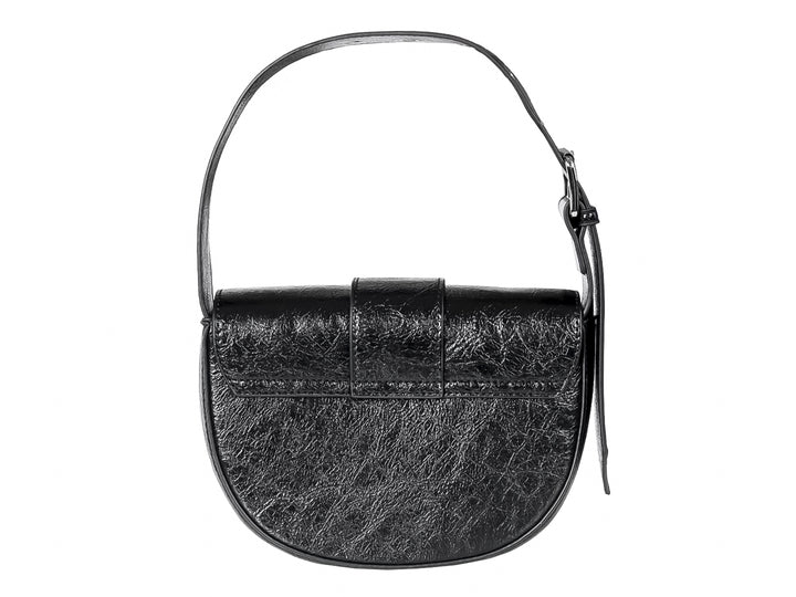 Bolso negro semicircular de material sintético brillante con correa y hebilla plateada.