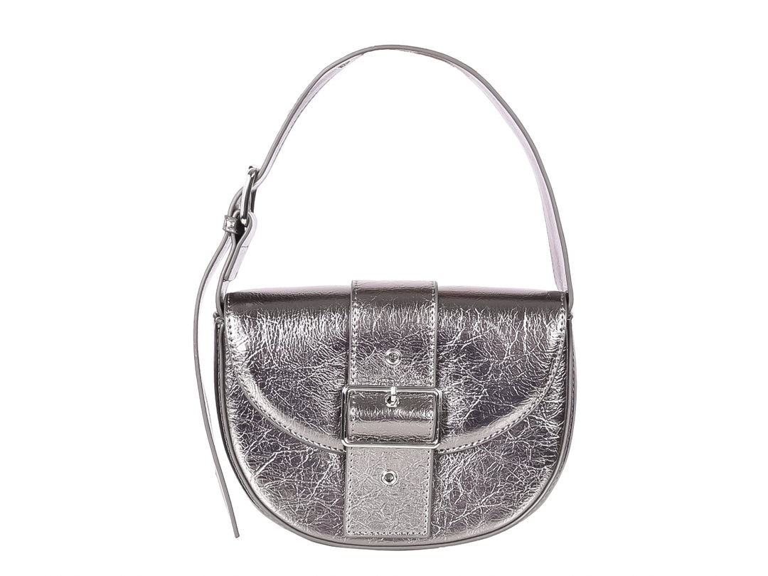 Bolso plateado de forma semicircular con acabado metálico brillante y correa ajustable.