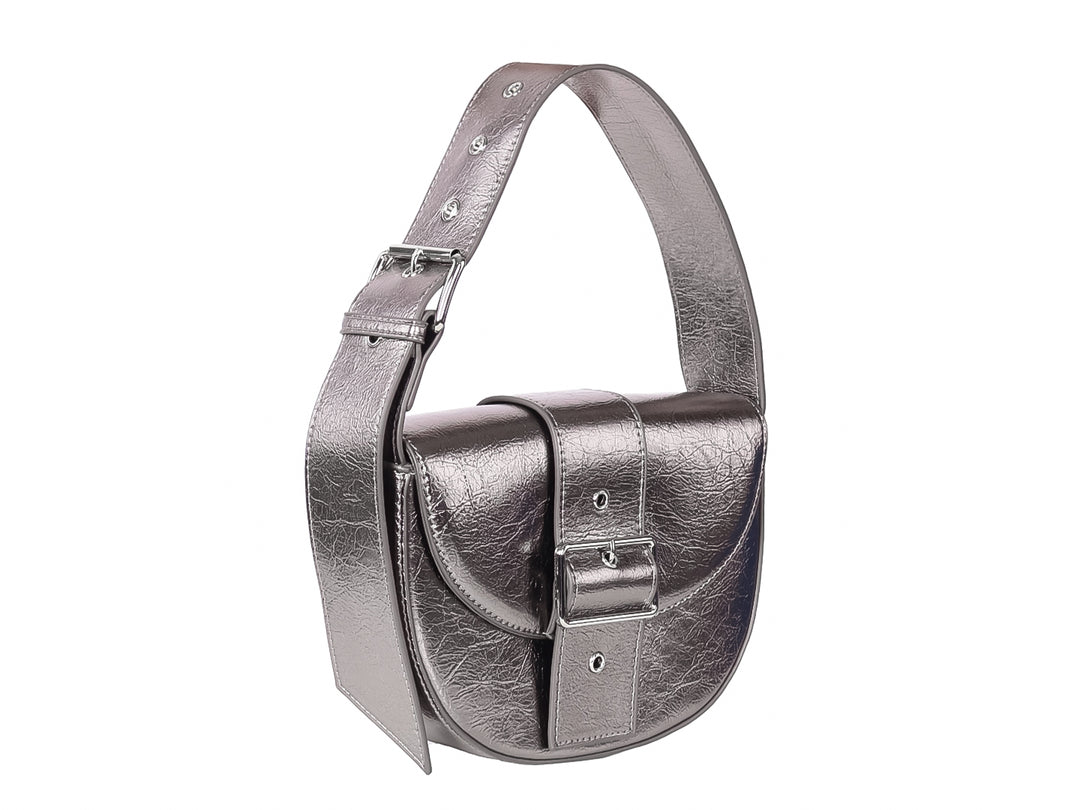 Bolso plateado de forma semicircular con acabado metálico brillante y correa ajustable.