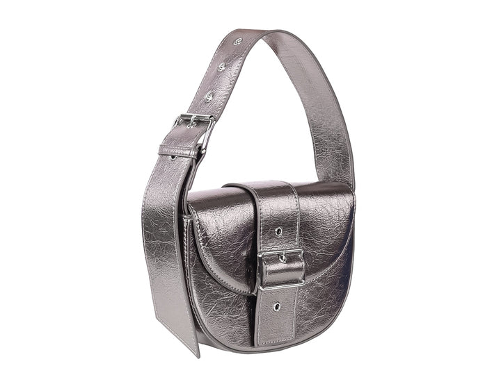 Bolso plateado de forma semicircular con acabado metálico brillante y correa ajustable.