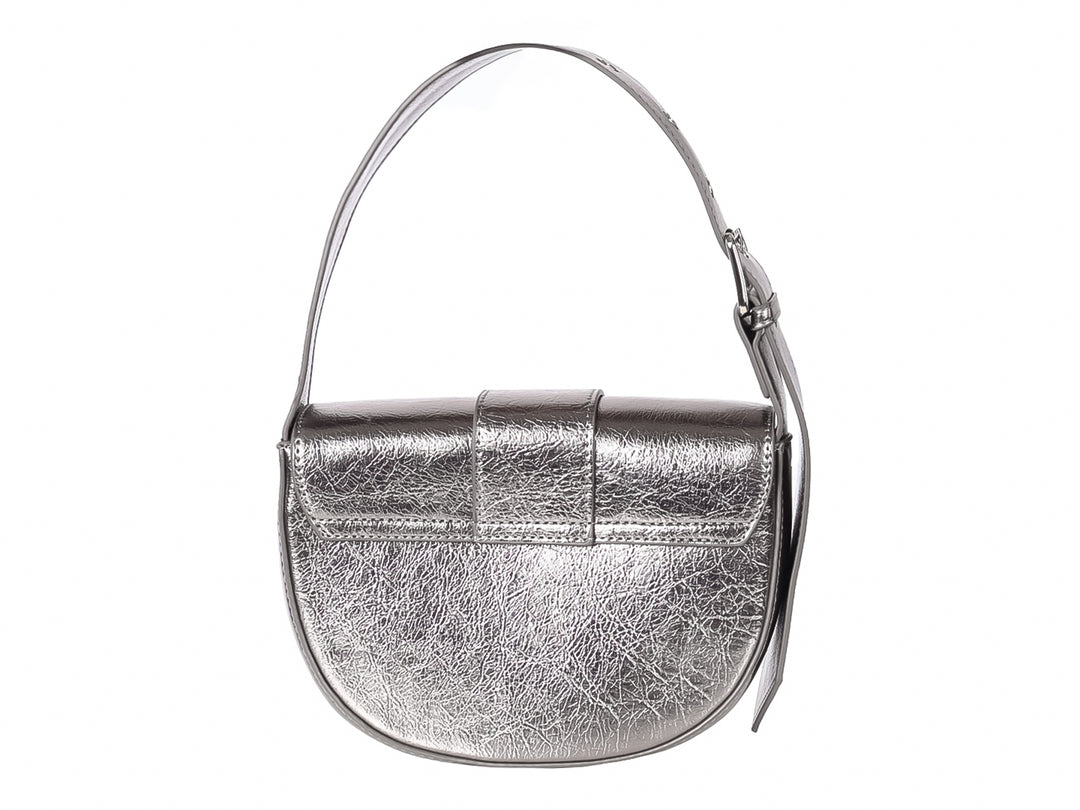 Bolso plateado de forma semicircular con acabado metálico brillante y correa ajustable.