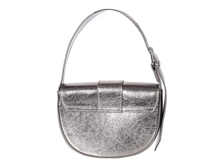 Bolso plateado de forma semicircular con acabado metálico brillante y correa ajustable.