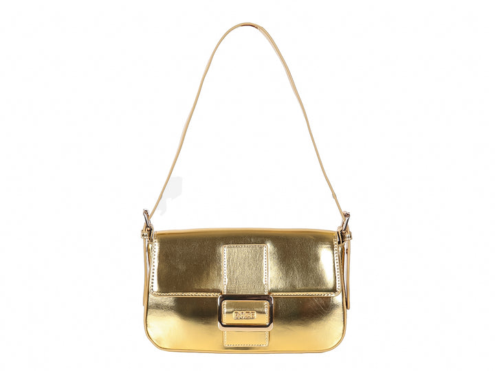 Bolso de hombro color dorado metálico con acabado brillante y correa larga.