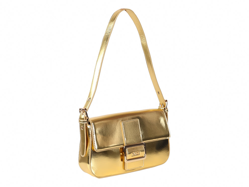 Bolso de hombro color dorado metálico con acabado brillante y correa larga.