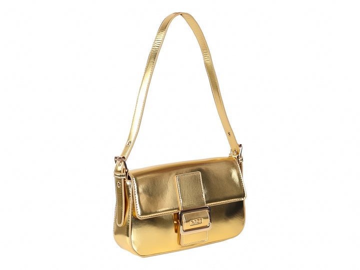 Bolso de hombro color dorado metálico con acabado brillante y correa larga.