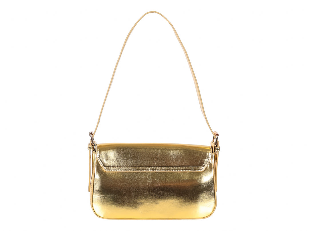 Bolso de hombro color dorado metálico con acabado brillante y correa larga.