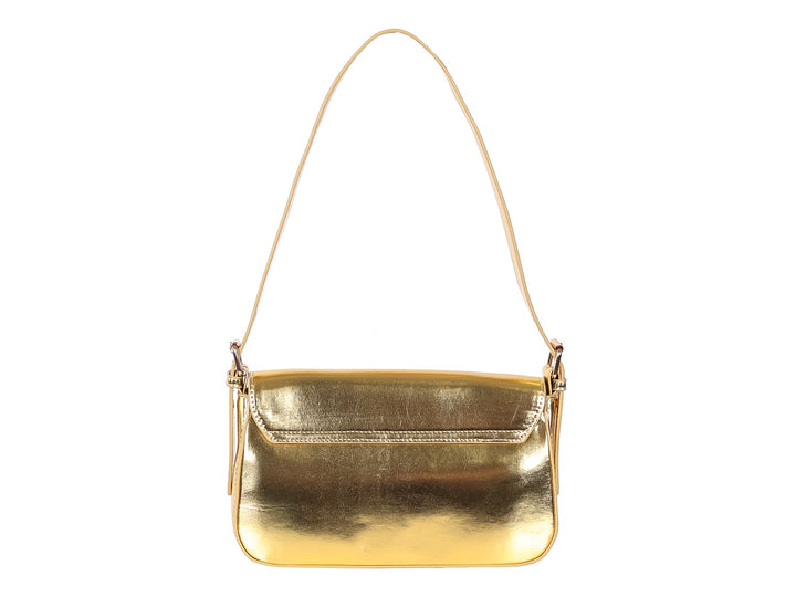 Bolso de hombro color dorado metálico con acabado brillante y correa larga.