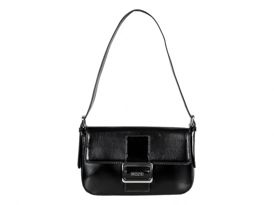Bolso negro brillante con correa larga y hebilla plateada central con la marca ROZE.