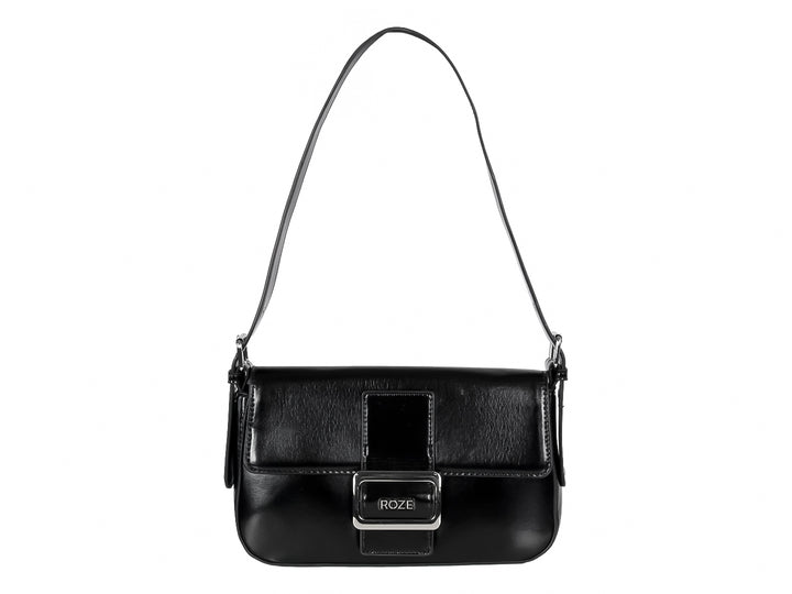 Bolso negro brillante con correa larga y hebilla plateada central con la marca ROZE.