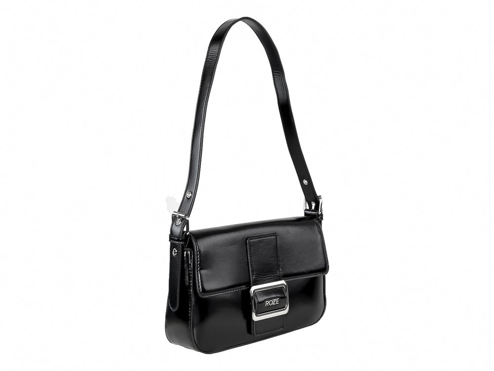 Bolso negro brillante con correa larga y hebilla plateada central con la marca ROZE.