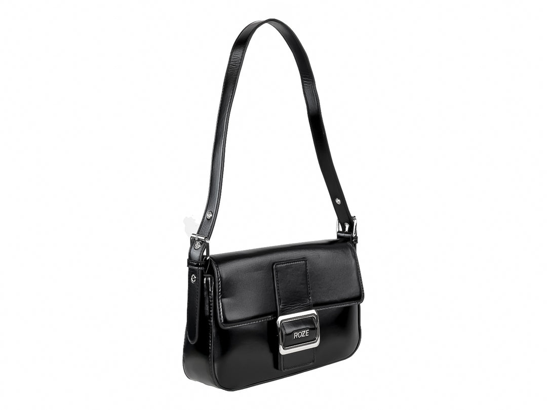 Bolso negro brillante con correa larga y hebilla plateada central con la marca ROZE.
