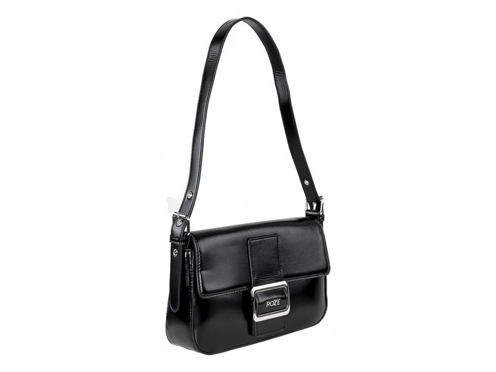 Bolso negro brillante con correa larga y hebilla plateada central con la marca ROZE.