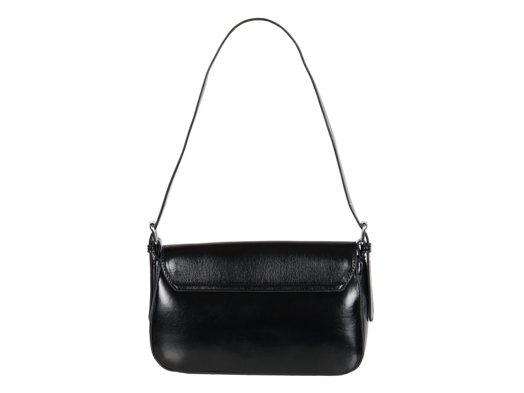 Bolso negro brillante con correa larga y hebilla plateada central con la marca ROZE.