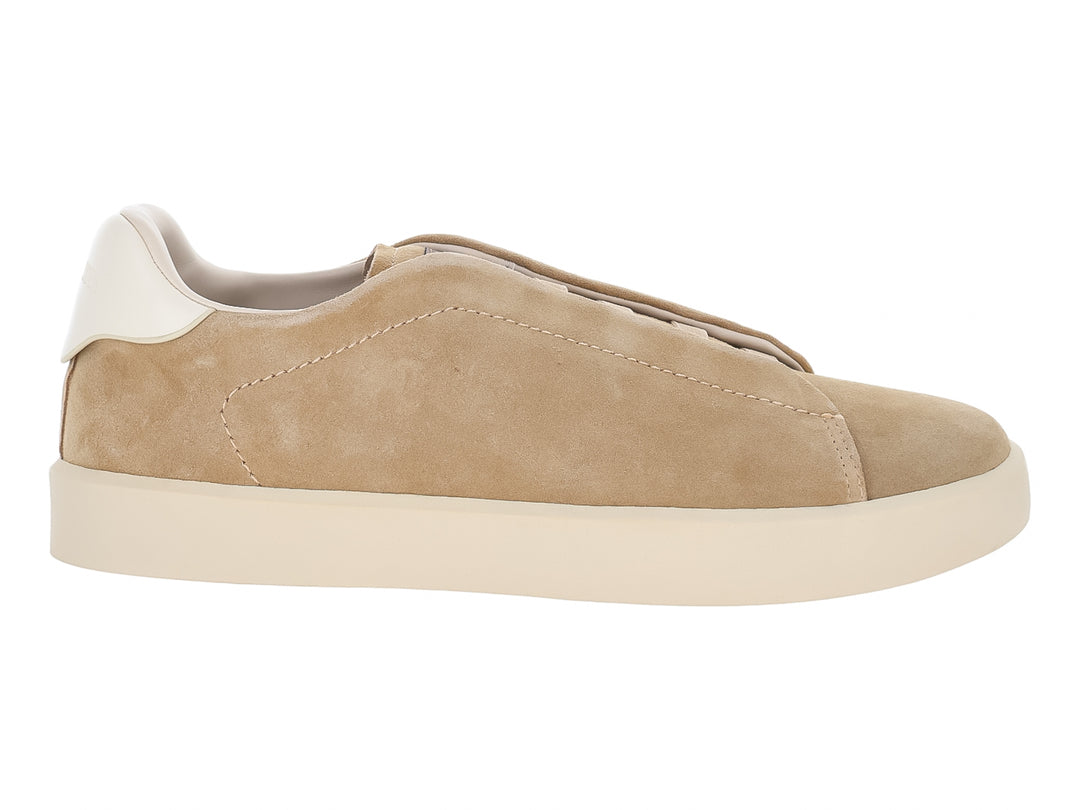 Tenis Steve Madden color oatmeal de gamuza con suela color crema, vista lateral.