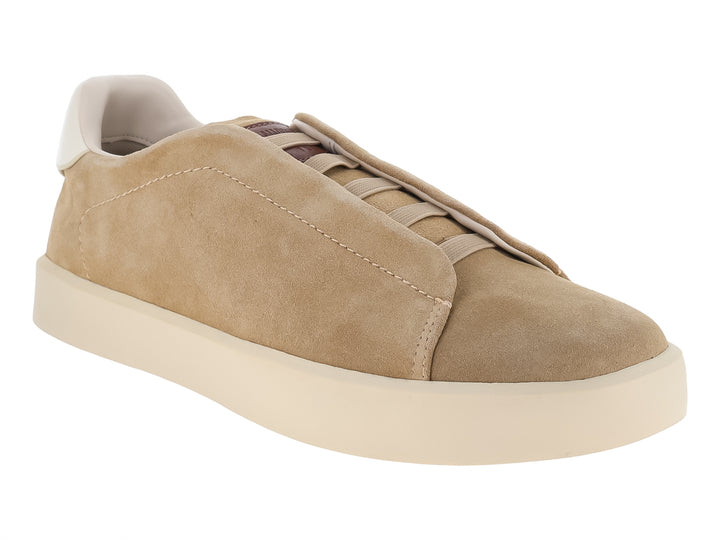 Tenis Steve Madden color oatmeal de gamuza con suela color crema, vista lateral.