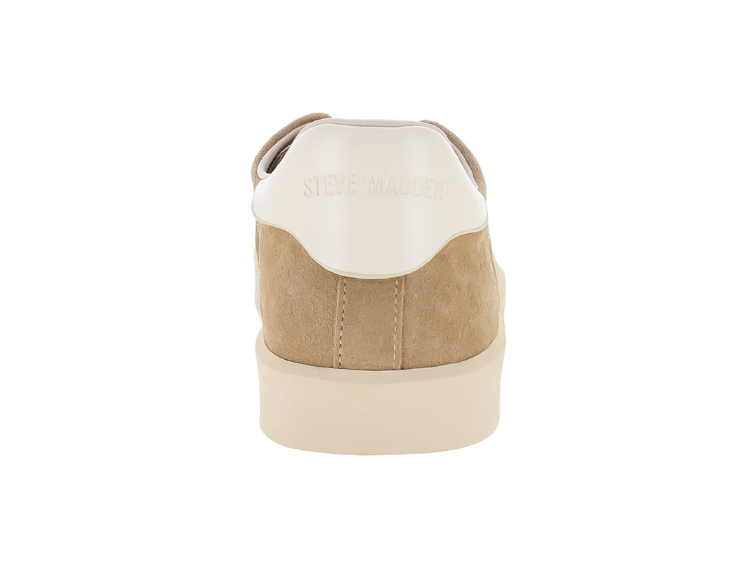 Tenis Steve Madden color oatmeal de gamuza con suela color crema, vista lateral.