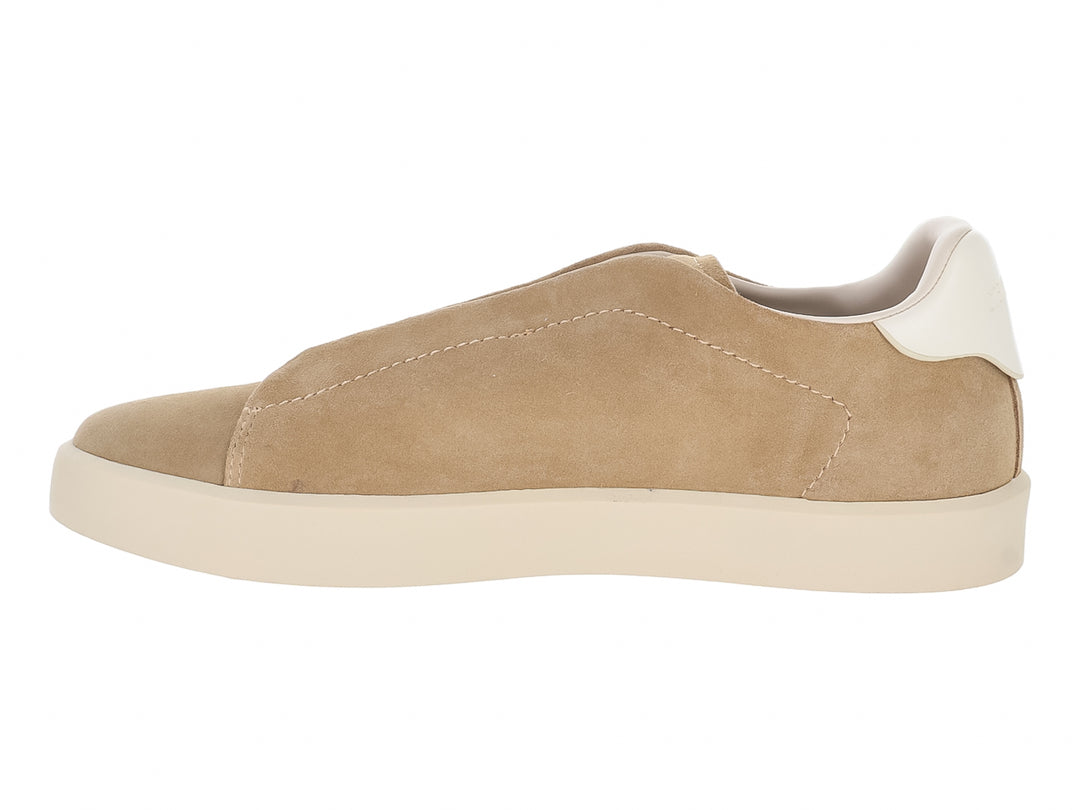 Tenis Steve Madden color oatmeal de gamuza con suela color crema, vista lateral.