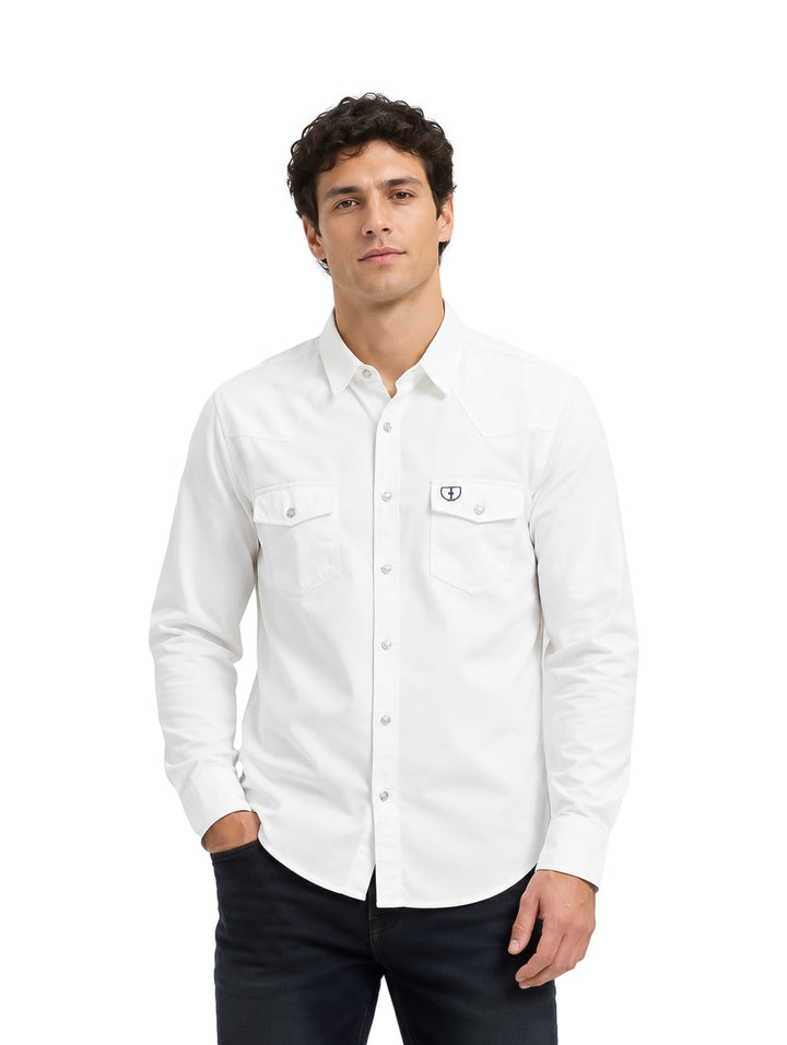 Hombre vistiendo una camisa blanca de manga larga con botones y bolsillos frontales.