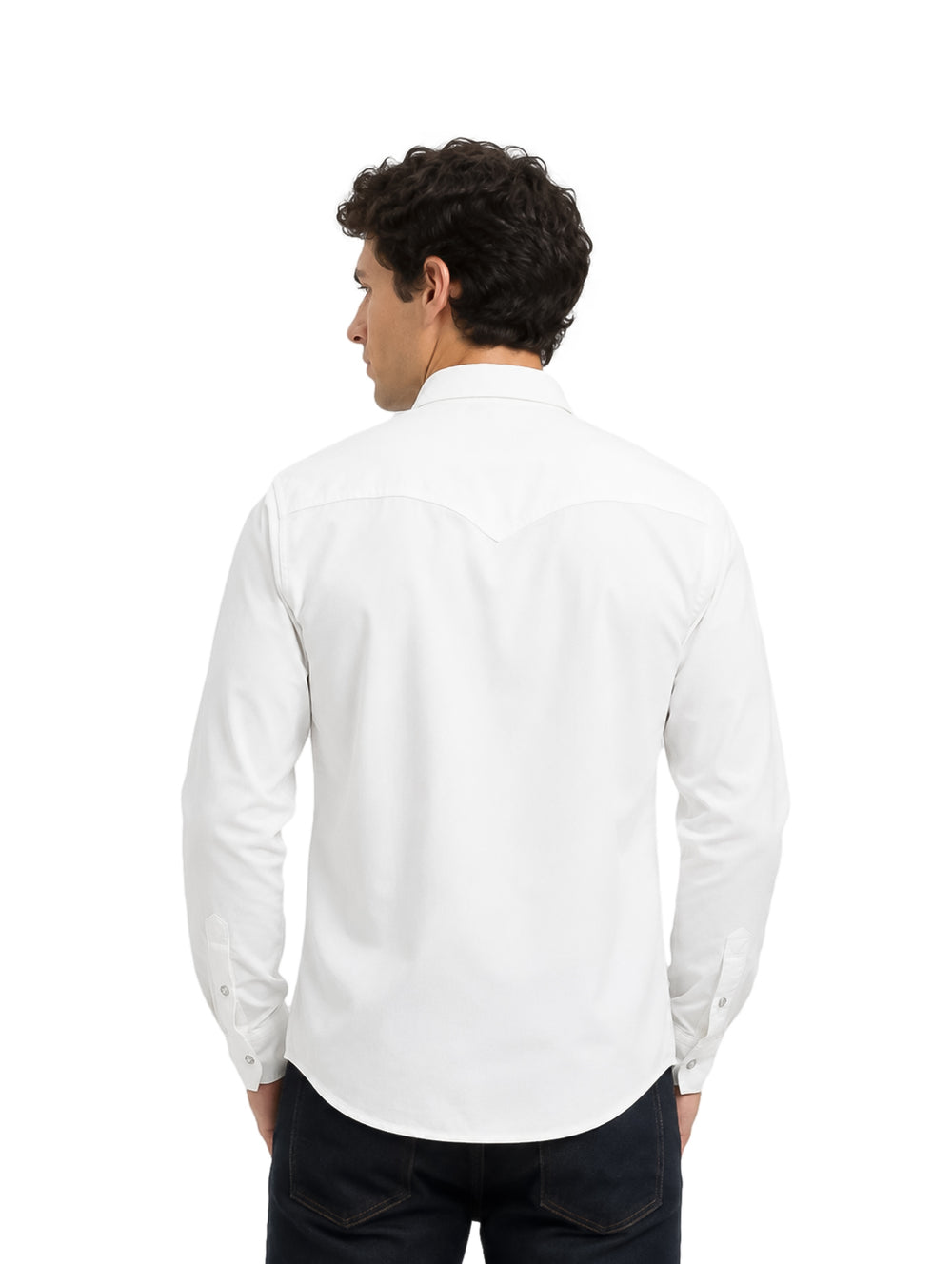 Hombre vistiendo una camisa blanca de manga larga con botones y bolsillos frontales.