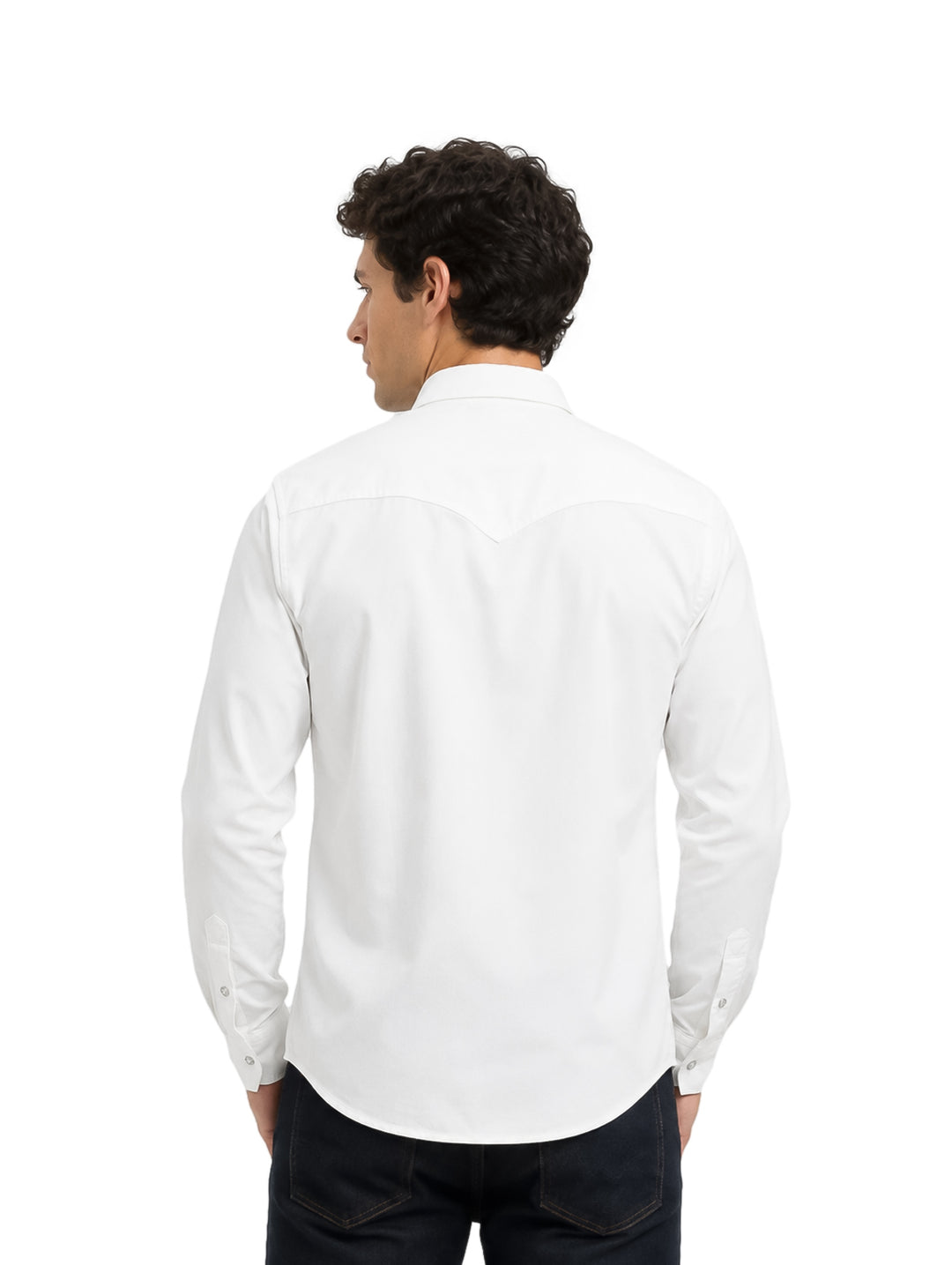 Hombre vistiendo una camisa blanca de manga larga con botones y bolsillos frontales.