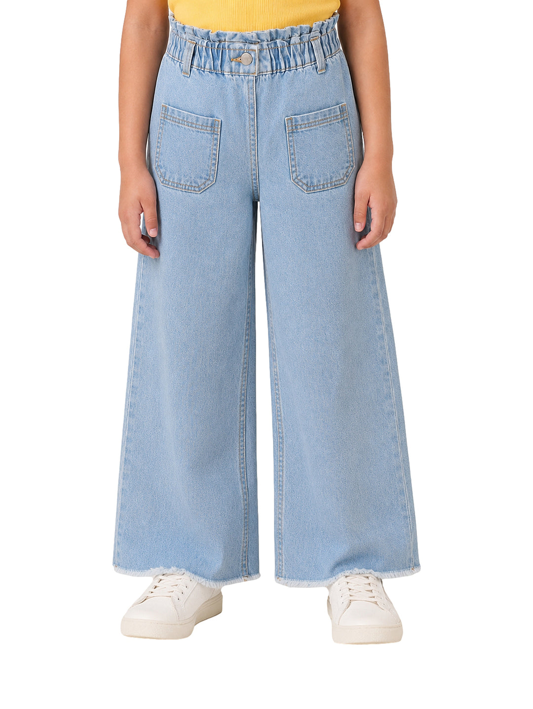 Pantalón de mezclilla azul claro para niña con pierna ancha y cintura elástica.
