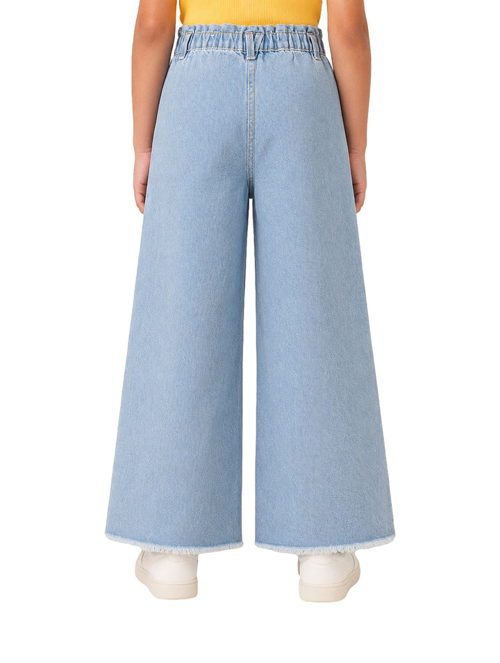 Pantalón de mezclilla azul claro para niña con pierna ancha y cintura elástica.