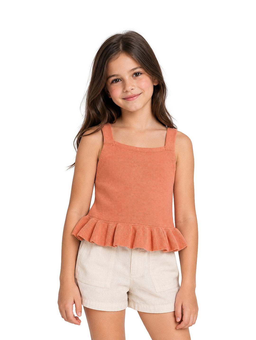 Niña vistiendo blusa color light coral sin mangas con detalle de volante en el borde inferior.
