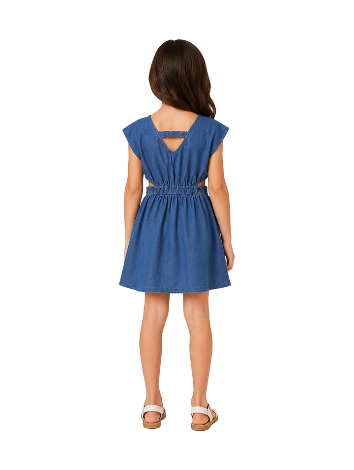 Niña con vestido casual color azul claro, sin mangas y con aberturas en la cintura.