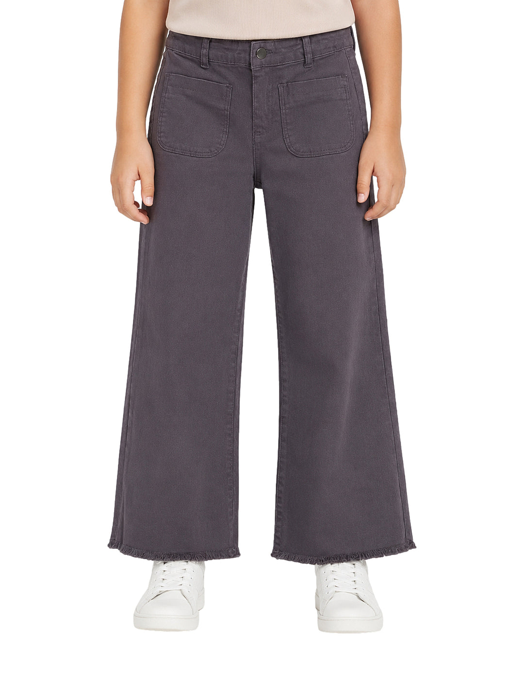 Pantalón gris oscuro de pierna ancha para niña con bolsillos frontales y borde deshilachado.
