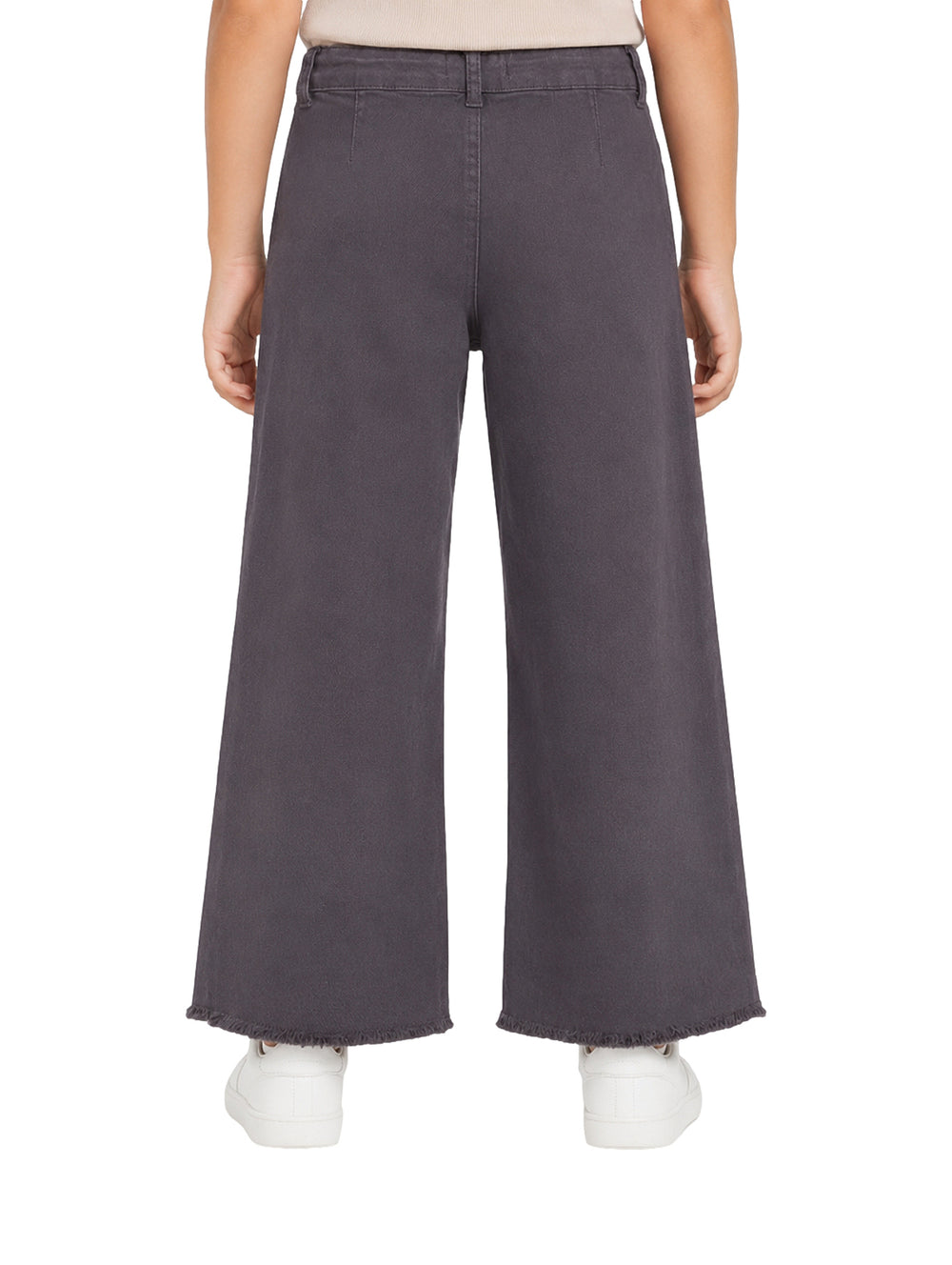 Pantalón gris oscuro de pierna ancha para niña con bolsillos frontales y borde deshilachado.
