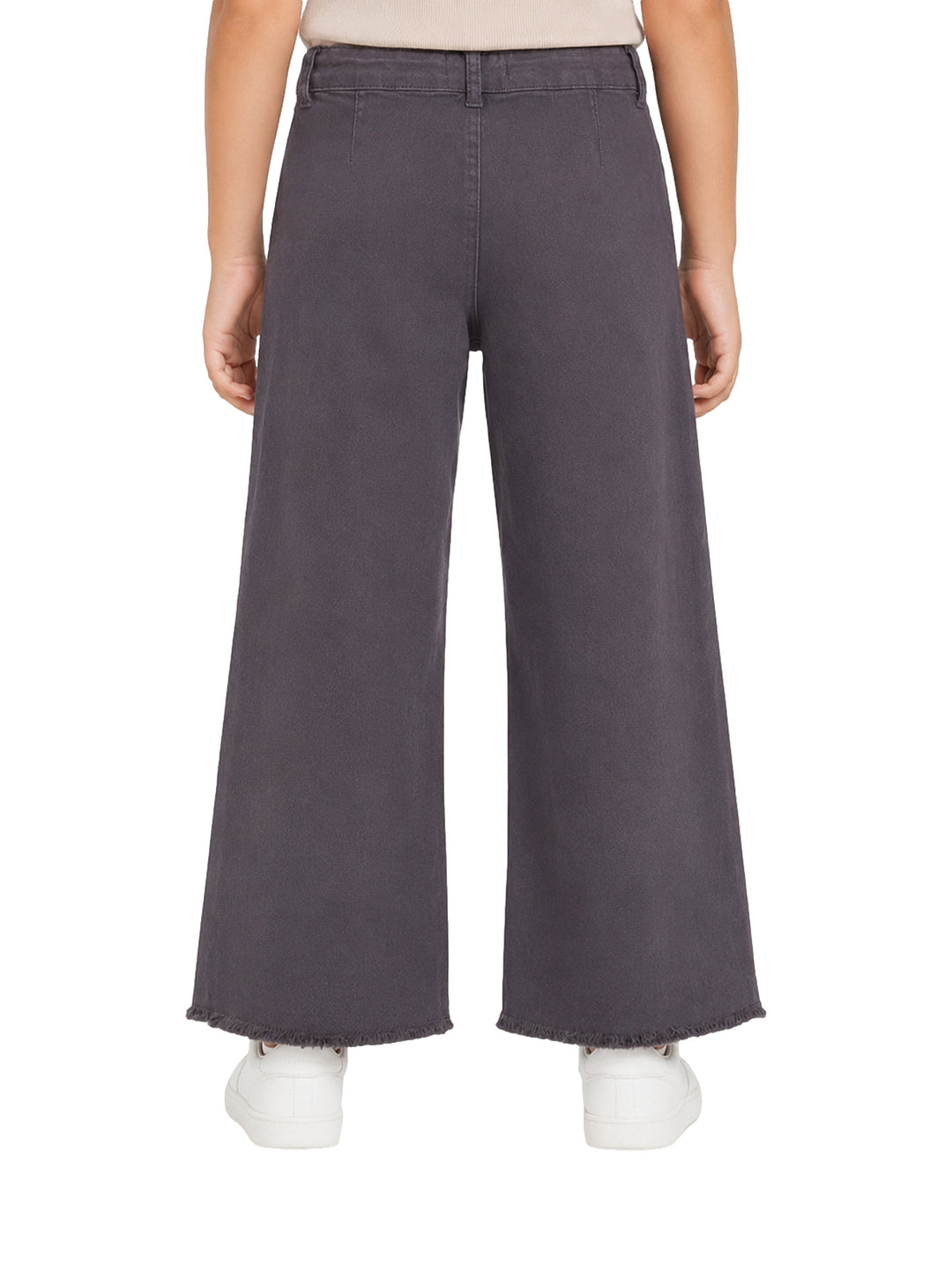 Pantalón gris oscuro de pierna ancha para niña con bolsillos frontales y borde deshilachado.