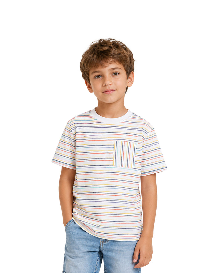 Niño con playera de rayas multicolores horizontales y bolsillo pequeño en el pecho.
