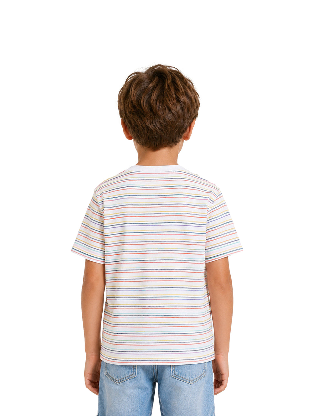 Niño con playera de rayas multicolores horizontales y bolsillo pequeño en el pecho.
