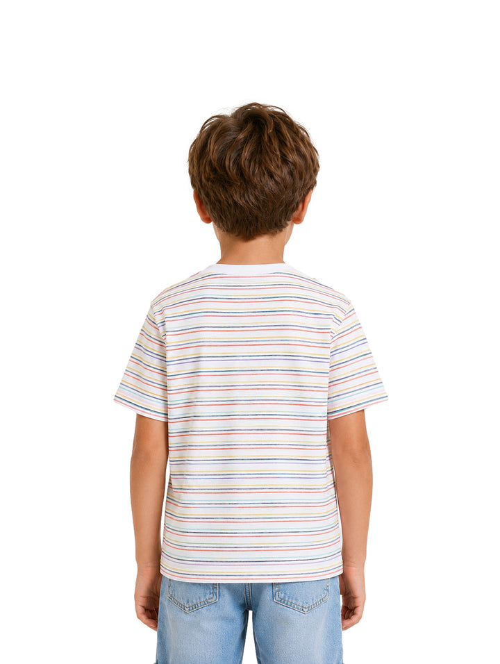 Niño con playera de rayas multicolores horizontales y bolsillo pequeño en el pecho.