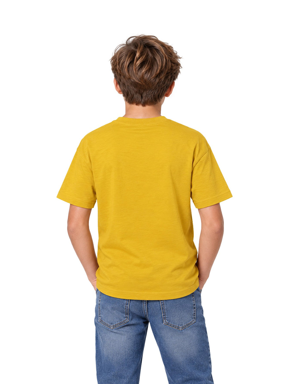 Niño vistiendo playera Zippy color amarillo oscuro con estampado gráfico en el pecho y pantalones de mezclilla.